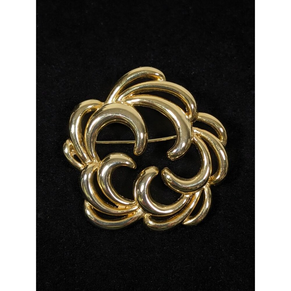 Vintage Avon Gold Tone Scroll Open Wreath Circle Round Pin Brooch